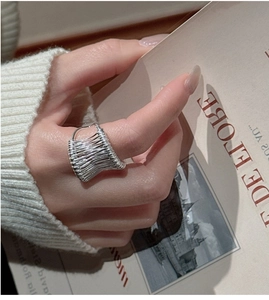Primo piano di un anello multistrato in argento sterling S925 sulla mano del modello