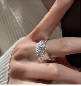 Dettaglio della texture martellata su questo ampio anello minimalista in argento S925