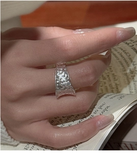 Dettaglio di un ampio anello in argento sterling S925 con texture martellata