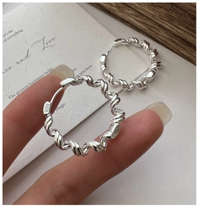 Detailed view of S925 sterling silver hoop earrings with twisted rope texture design