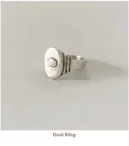 Détail macro d'une bague vintage en argent S925 avec design ovale et texture latérale