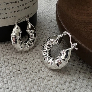 Créoles minimalistes en argent sterling S925 avec design texture de métal liquide