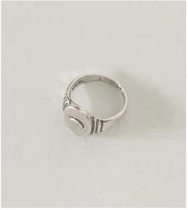 Vue détaillée d'une bague chevalière en argent S925 avec bouton rétro et rayures