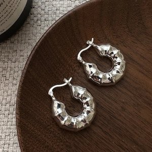 Créoles en argent S925 de style bambou avec une finition en métal froissé texturé