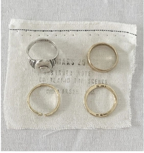 Vue macro de bagues vintage en argent S925 et anneaux en or 14K avec gravure de date