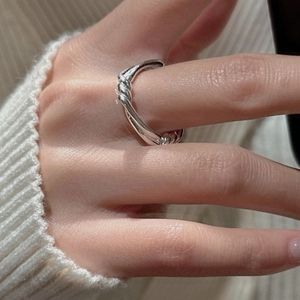 Minimalist S925 sterling silver knot ring featuring a polished twisted rope design