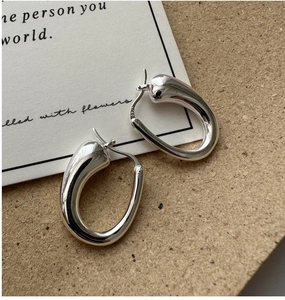 Vue macro de boucles d'oreilles minimalistes en argent sterling S925 en forme de U