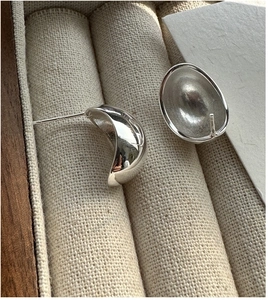 Macro detail of S925 sterling silver minimalist droplet stud earrings with mirror finish