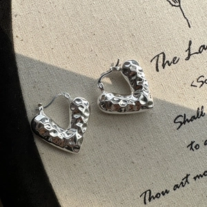Orecchini a cuore in argento sterling S925 con texture martellata fatta a mano chic