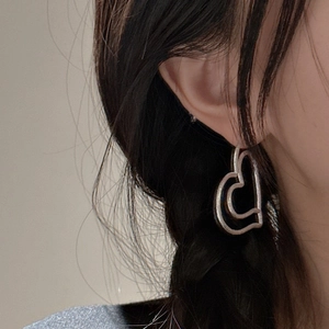 Minimalist S925 sterling silver heart earrings with vintage matte liquid metal finish