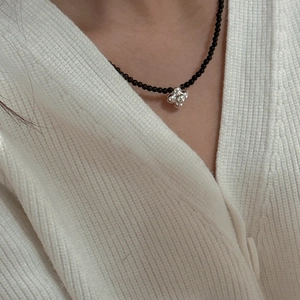 Elegant S925 silver beaded necklace with black agate beads and a silver flower pendant