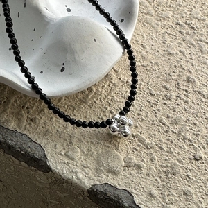 Minimalist S925 sterling silver beaded necklace featuring black agate and cluster pendant