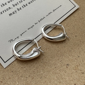 Boucles d'oreilles en argent sterling S925 en forme de U avec finition polie sur carte