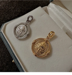 Gros plan d'un pendentif rotatif en argent S925 avec relief de portrait classique