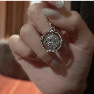 Vue détaillée du pendentif rétro en argent S925 avec relief complexe et motifs de grecques