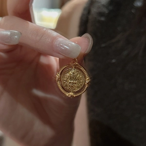 Pendentif relief Zaki Lhamo en argent S925 avec design vintage de pièce d'or