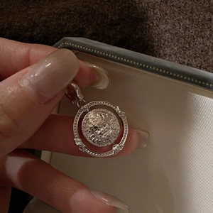 Pendentif en argent sterling S925 style pièce rétro avec relief et fini texturé