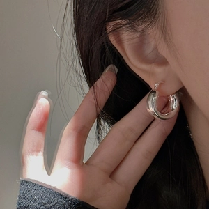 Elegant chunky S925 sterling silver hoop earrings with high-polished mirror finish on a model