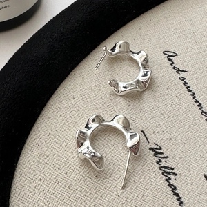 Orecchini a cerchio in argento S925 con texture metallica liquida irregolare e design a onde