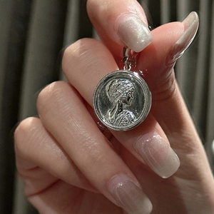 Minimalist S925 sterling silver coin necklace featuring a vintage portrait relief pendant