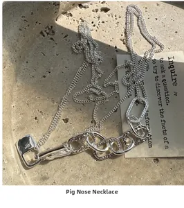 Dettaglio della collana a naso di maiale in argento sterling S925 con marchio inciso