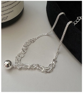 Détail du collier en argent 925 avec chaîne tressée et pendentif sphérique poli élégant
