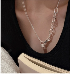 Dettaglio collana in argento S925 con maglie asimmetriche e chiusura a levetta
