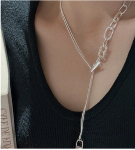 Vista ravvicinata della collana a Y asimmetrica in argento S925 con maglia testurizzata