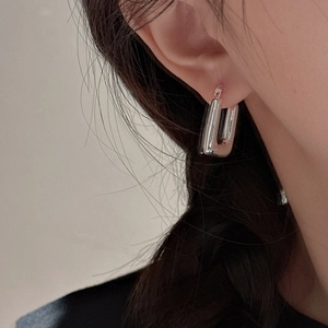 Minimalist S925 sterling silver square hoop earrings with a sleek mirror finish on model