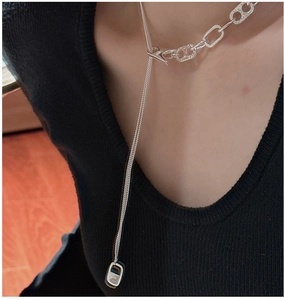 Dettaglio della collana in argento S925 con maglie testurizzate e chiusura a T in stile