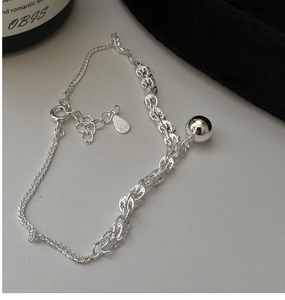 Détail du bracelet en argent S925 avec chaîne à maillons mixtes et perle argentée polie