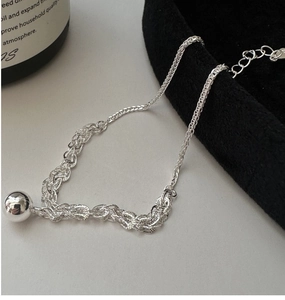 Vue détaillée d'un bracelet gourmette en argent 925 avec pendentif boule polie