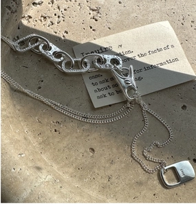 Dettaglio della collana in argento S925 con maglie testurizzate e chiusura industriale