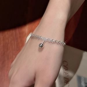 Bracelet minimaliste en argent 925 avec pendentif boule poli porté au poignet