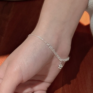 Bracelet minimaliste en argent 925 avec pendentif boule porté au poignet