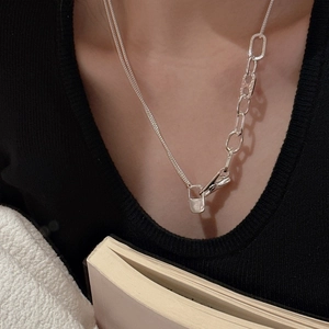 Collana asimmetrica in argento S925 con catena a maglie grandi e ciondolo a lucchetto