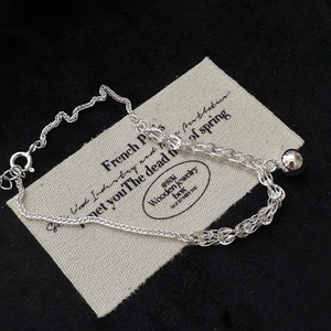 Bracelet chaîne en argent 925 minimaliste avec breloque sphère polie sur fond sombre