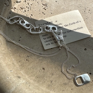 Collana in argento S925 con maglie testurizzate, fibbia industriale e ciondolo a forma di anello