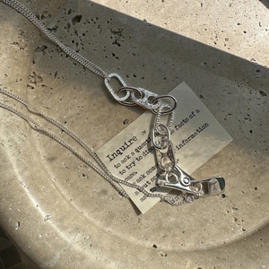Collana asimmetrica in argento sterling S925 minimalista su vassoio in pietra