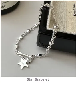 Détail du pendentif étoile en argent S925 et chaîne géométrique sur une boîte