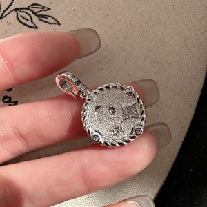 S925 sterling silver star pendant with retro twisted edge and shimmering texture detail