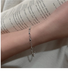 Gros plan détaillé du bracelet en argent S925 avec fermoir étoile sur un poignet