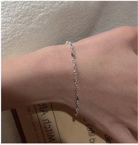 Gros plan d'un bracelet géométrique en argent S925 sur le poignet d'un mannequin