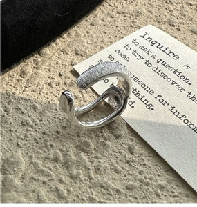 Macro shot of S925 sterling silver ring featuring brushed texture and polished layers