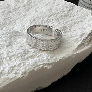 Minimalist S925 sterling silver honeycomb textured open ring with zircon on white rock