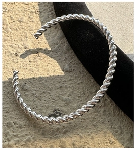 Nahaufnahme eines 925 Sterling Silber Armreifs mit retro minimalistischem Twist-Design