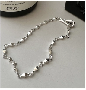 Vue macro détaillée du bracelet en argent S925 avec perles géométriques polies et fermoir en S