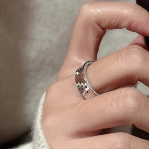 S925 sterling silver honeycomb ring with sparkling crushed ice zircon pavé on fingers