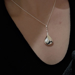 Elegant S925 sterling silver hollow teardrop pendant necklace with a mirror finish