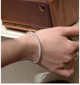 Elegantes Armband aus 925er Sterlingsilber mit Kordelstruktur und passendem Ring